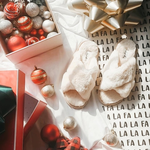 Shoes - 🚨LAST PAIR//BEIGE FUR SLIPPERS